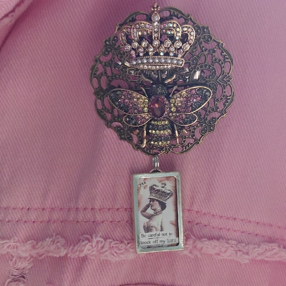 Artisan Jewelry - Artisan QUEEN BEE Brooch